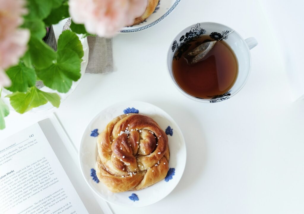 baked bread serving on white and blue plate